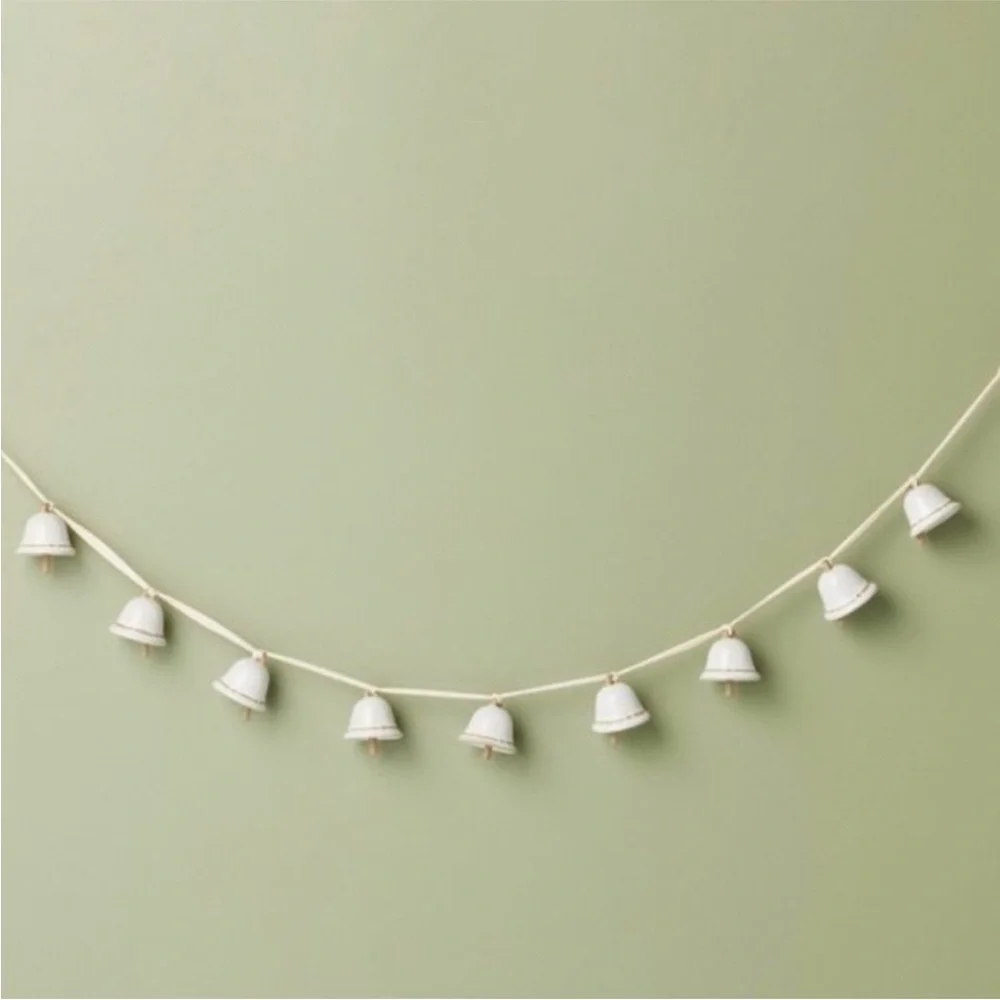 NWT HEARTH &‎ HAND DECORATIVE CERAMIC BELL CHRISTMAS GARLAND CREAM 3.75’